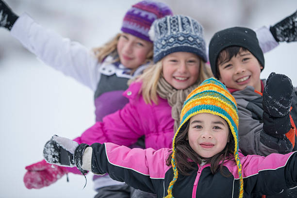 enfants jouant dans la neige - child winter snow asian ethnicity photos et images de collection