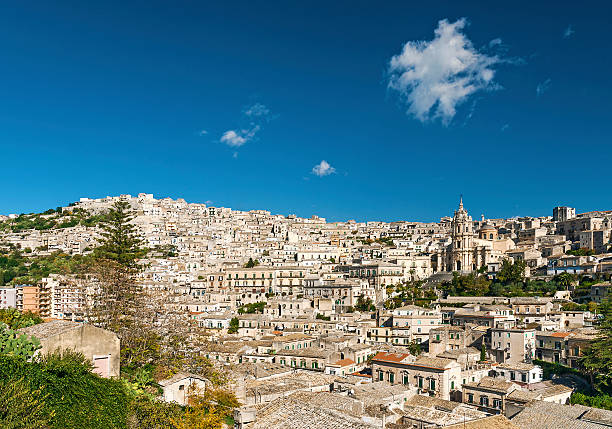 традиционные дома в модика, сицилия, италия - modica photography italy sunlight стоковые фото и изображения