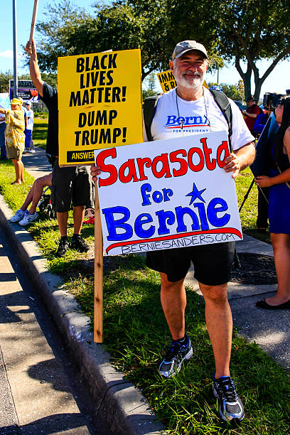 trattamento donald briscola manifestanti a sarasota florida - political rally foto e immagini stock