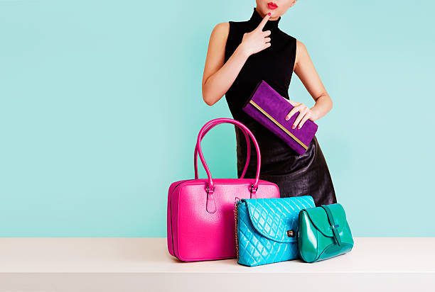 mujer pensando con muchos bolsas de gran colorido. de compras. moda imagen. - women bag fotografías e imágenes de stock