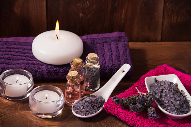 bougie au spa et de fleurs de lavande et de sels de bain - lavender lavender coloured merchandise spa treatment photos et images de collection