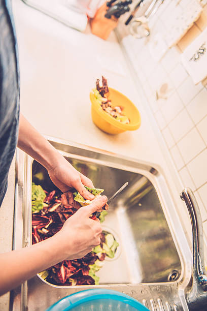 chico de doce limpieza ensalada verde en casa cocina, europa - leaf vegetable salad child spring fotografías e imágenes de stock