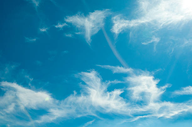 Krajobraz z chmurami i niebieskie niebo teksturowanej tło w Bakuriani – zdjęcie