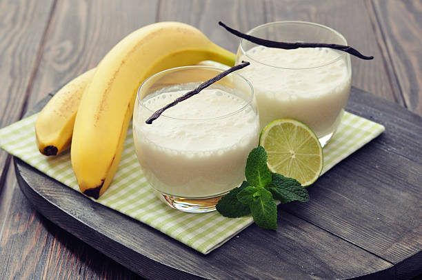 банановый молочный коктейль - smoothie banana smoothie milk shake banana стоковые фото и изображения