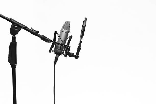 microfono a condensatore in piedi in studio sola su bianco - asta del microfono foto e immagini stock