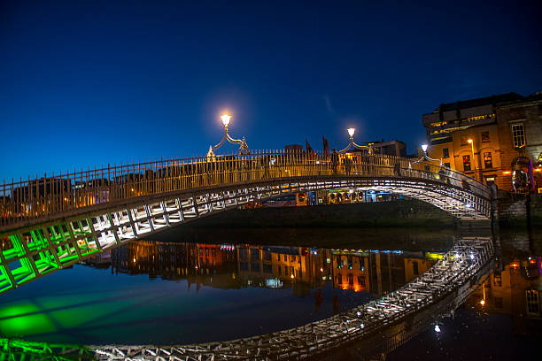 penny bridge, à dublin - dublin ireland bridge hapenny penny photos et images de collection