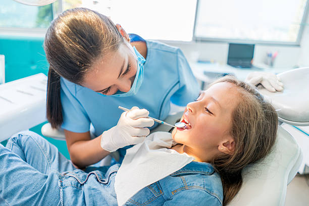 schöne mädchen bei des zahnarztes - zahnarztpraxis stock-fotos und bilder