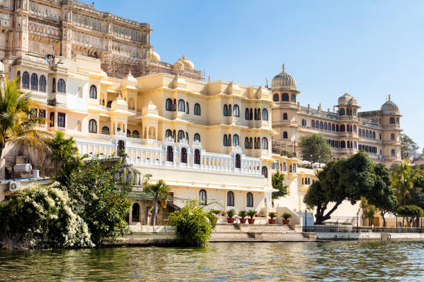 City Palaces Rise Above an Emerald Green Lake, Udaipur, India Lake Pichola, situated in Udaipur city in the Indian state of Rajasthan udaipur stock pictures, royalty-free photos & images