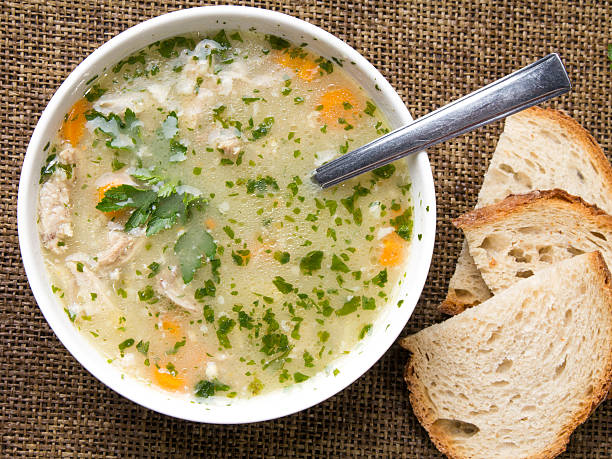 tradycyjne jęczmienia z mięsa zupa w misce biały - vegetable barley soup zdjęcia i obrazy z banku zdjęć