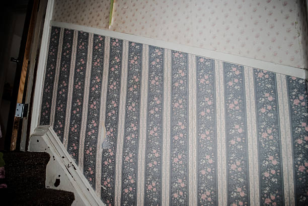 istock Ripping wallpaper in home 510636790