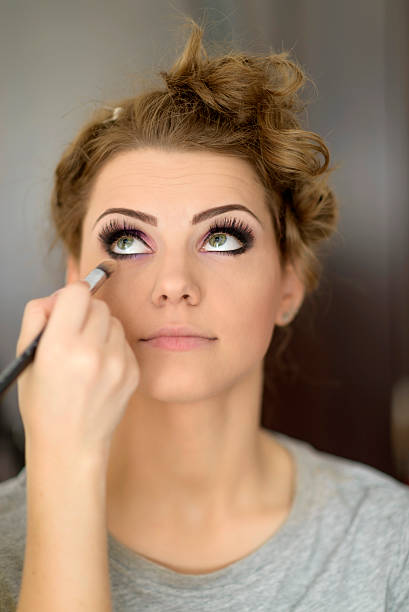 preparando-se para fotos de moda - make up makeup artist make up brush applying - fotografias e filmes do acervo