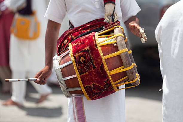 musiker spielt mit und tabla - tamil stock-fotos und bilder