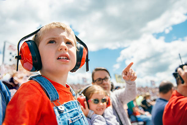 famille dans une voiture de course - ear muff photos et images de collection