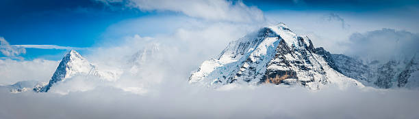 alpi mountain peaks sopra nuvole eiger e panorama svizzera di jungfrau - muerren foto e immagini stock