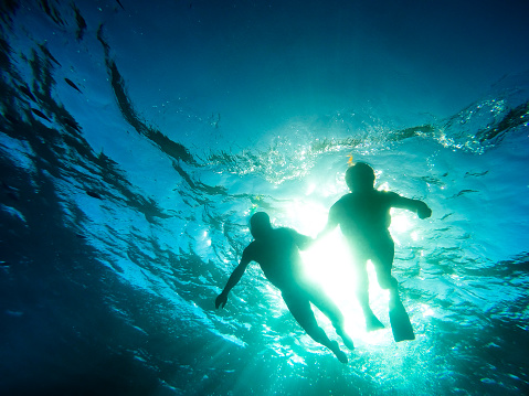 Silueta de pareja Senior juntos en piscina tropical al mar photo