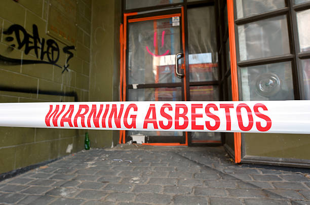 อ่านเครื่องหมาย: คําเตือน - กําลังดําเนินการลบแร่ใยหิน - asbestos mineral ภาพสต็อก ภาพถ่ายและรูปภาพปลอดค่าลิขสิทธิ์