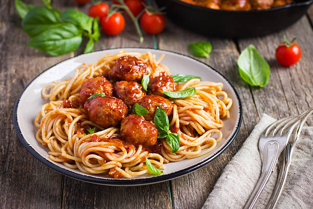 spaghetty спагетти с фрикадельками и томатный соус - spaghetti sauces pasta vegetable стоковые фото и изображения