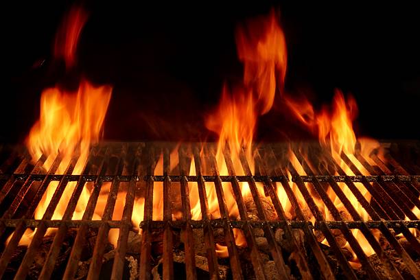 vacío encendida parrilla aislado sobre fondo negro. - char grilled fire coal heat fotografías e imágenes de stock