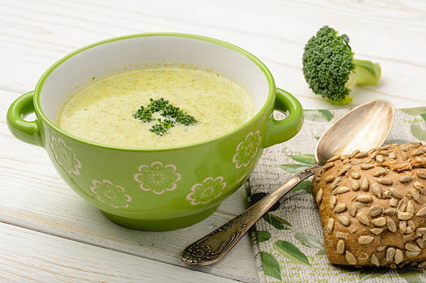 crema di broccolo sul tavolo di legno. - cream of broccoli foto e immagini stock