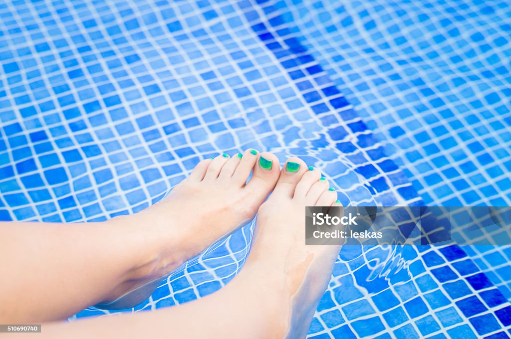 Frau Füße entspannen im Swimmingpool - Lizenzfrei Barfuß Stock-Foto