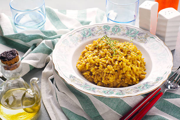 risoto alla milanês com açafrão. comida italiana saudáveis - milanese imagens e fotografias de stock