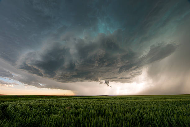 supercelda tormenta sobre las grandes planicies, tornado alley, ee.uu. - mammatus cloud fotografías e imágenes de stock