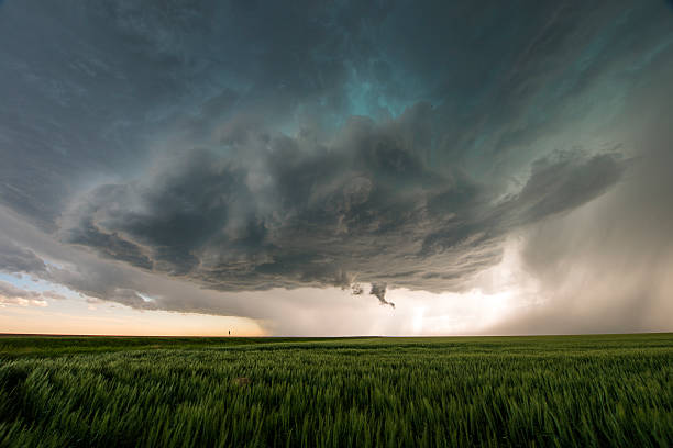 supercélula tempestade sobre as grandes planícies, tornado alley, eua - rain tornado overcast storm imagens e fotografias de stock