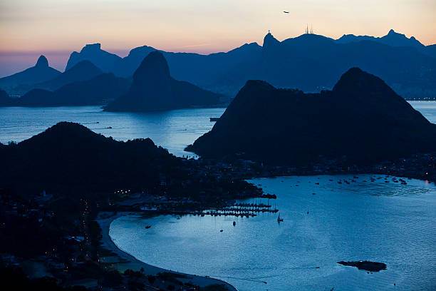 rio de janeiro, visto de niterói city park - rio de janeiro night sugarloaf mountain corcovado - fotografias e filmes do acervo