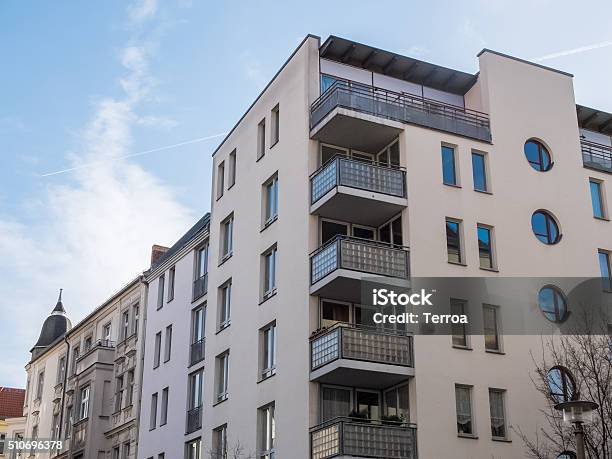 Photo libre de droit de Immeuble Moderne Dans Le Quartier Urbain banque d'images et plus d'images libres de droit de Appartement - Appartement, Architecture, Balcon