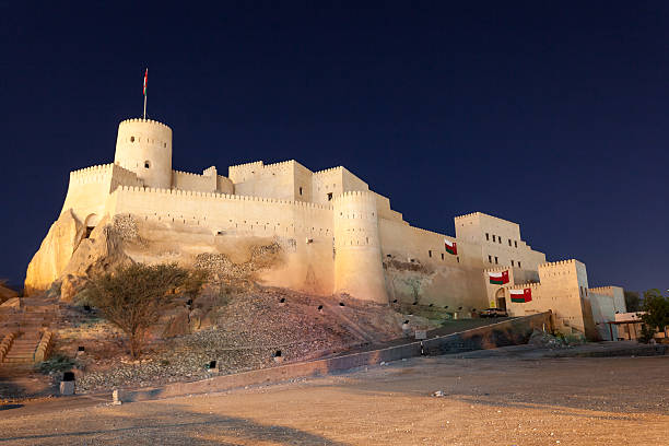 nakhal fort à noite, omã - nizwa imagens e fotografias de stock