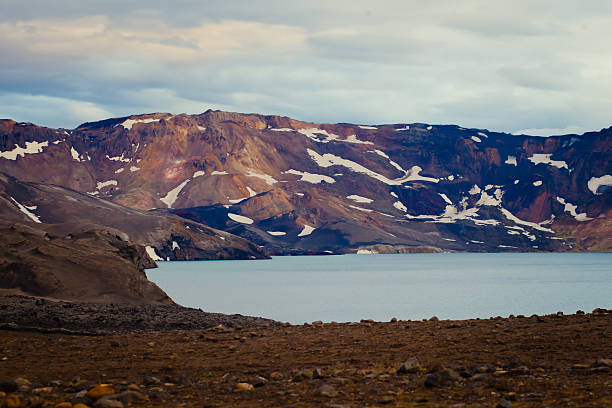 famoso islandês cratera do vulcão askja no verão - grímsvötn - fotografias e filmes do acervo