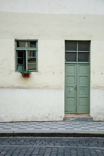 旧の正面 - prague old door house ストックフォトと画像