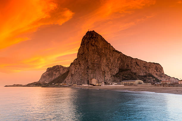 le rocher de gibraltar - rock of gibraltar photos et images de collection