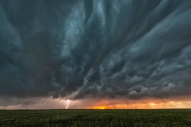 istock Supercell thunderstorm and mammatus cloud on Tornado Alley 510723641