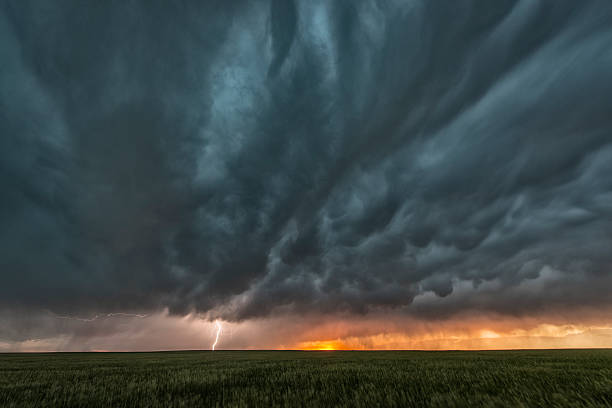 Supercell thunderstorm and mammatus cloud on Tornado Alley A supercell thunderstorm rolls across the Great Plains of the USA in mid summer. arkansas kansas stock pictures, royalty-free photos & images