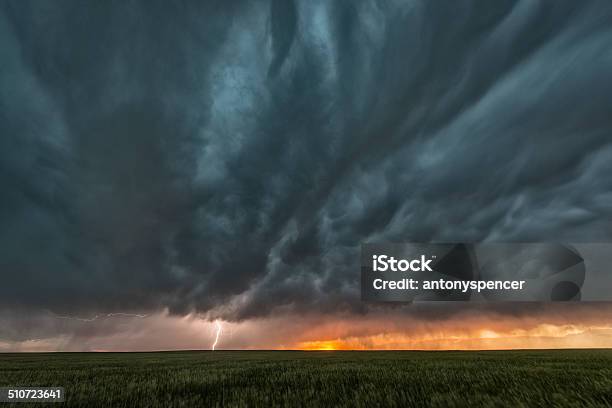 Supercell Thunderstorm And Mammatus Cloud On Tornado Alley Stock Photo - Download Image Now