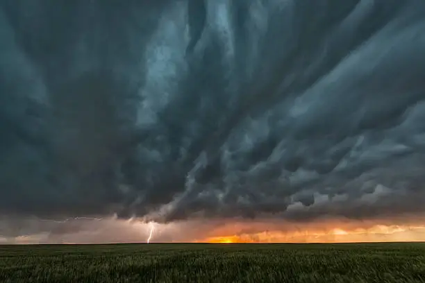 Photo of Supercell thunderstorm and mammatus cloud on Tornado Alley