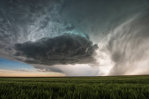 supercelda tormenta sobre las grandes planicies, tornado alley, ee.uu. - arcus cloud fotografías e imágenes de stock