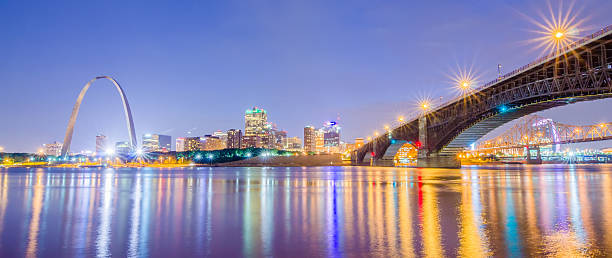 City of St. Louis skyline. Image of St. Louis downtown City of St. Louis skyline. Image of St. Louis downtown with Gateway Arch at twilight. jefferson national expansion memorial park stock pictures, royalty-free photos & images