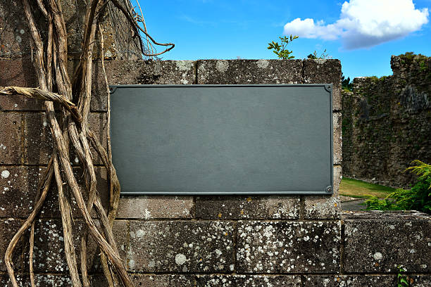 メディバル旧プレートの石の壁 - wood sign old plank ストックフォトと画像