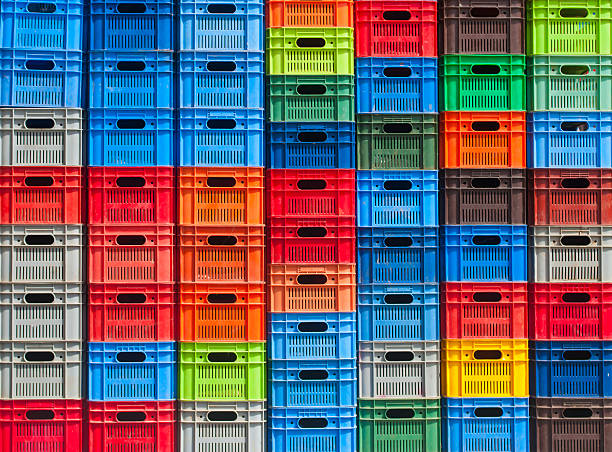 pile de boîtes en plastique coloré - crate photos et images de collection