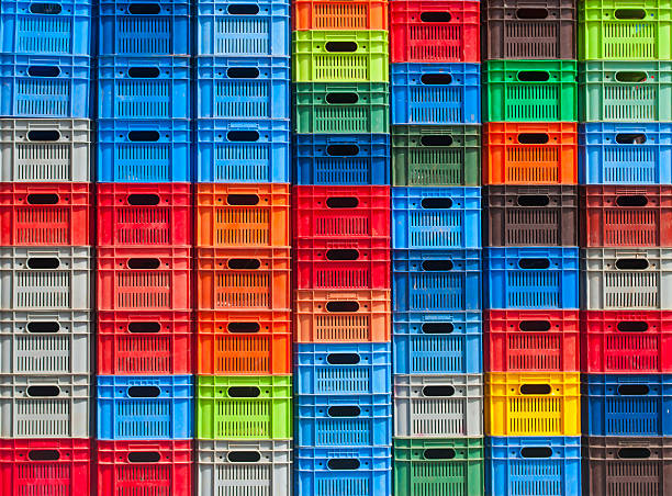 pilha de caixas de plástico colorido - warehouse box crate storage room - fotografias e filmes do acervo