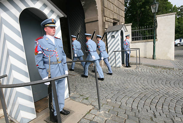 alteração dos guardas-castelo de praga - castle honor guard protection security guard imagens e fotografias de stock