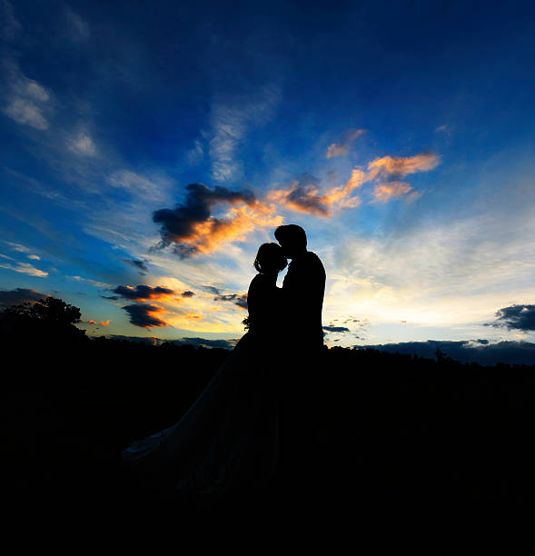 istock kissing silhouettes 510741721