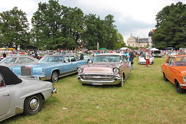 будвайзер belair классический автомобиль - chevrolet bel air personal land vehicle american culture car стоковые фото и изображения