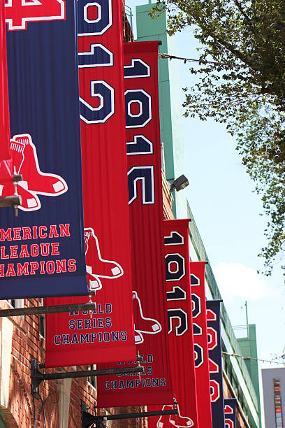 exterior do histórico estádio fenway park, boston red sox banners, boston, de massa - boston red sox imagens e fotografias de stock