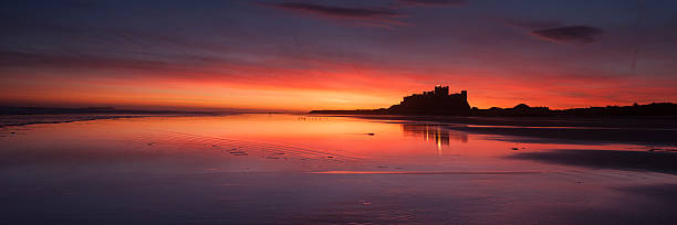 bamburgh castle im morgengrauen, nortumberland, großbritannien - bamburgh stock-fotos und bilder