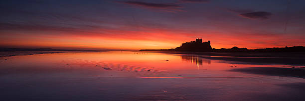 뱀버그 성 새벽 무렵, nortumberland, 영국 - bamburgh castle beach sky 뉴스 사진 이미지
