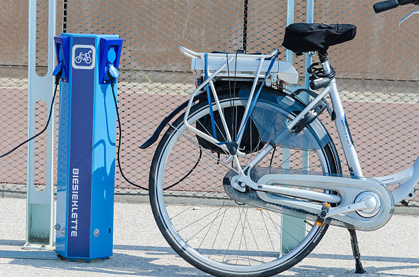 e -自転車の充電ステーション - bicycle frame 写真 ストックフォトと画像