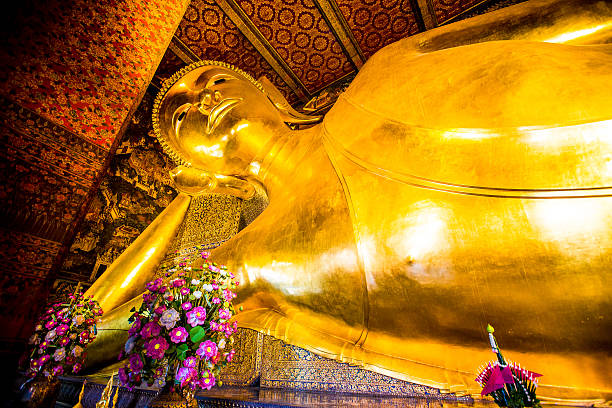 bouddha couché du temple de wat pho inthailand - wat pho photos et images de collection